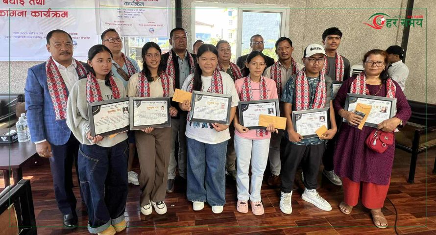 सिन्धुपाल्चोकबाट एसइईमा ४ जिपिए ल्याउने विद्यार्थीलाई सामूहिक सम्मान