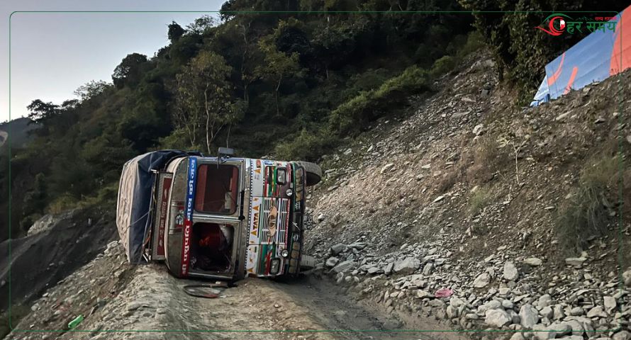 कान्तिलोकपथमा औषधि बोकेको ट्रक ब्रेकफेल भई दुर्घटना, सडक पूर्ण अवरुद्ध