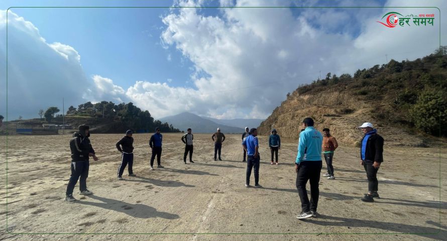 खेलकुद शिक्षकलाई एथलेटिक्स विधाका खेल सिकाउँदै उमाकुण्ड गाउँपालिका