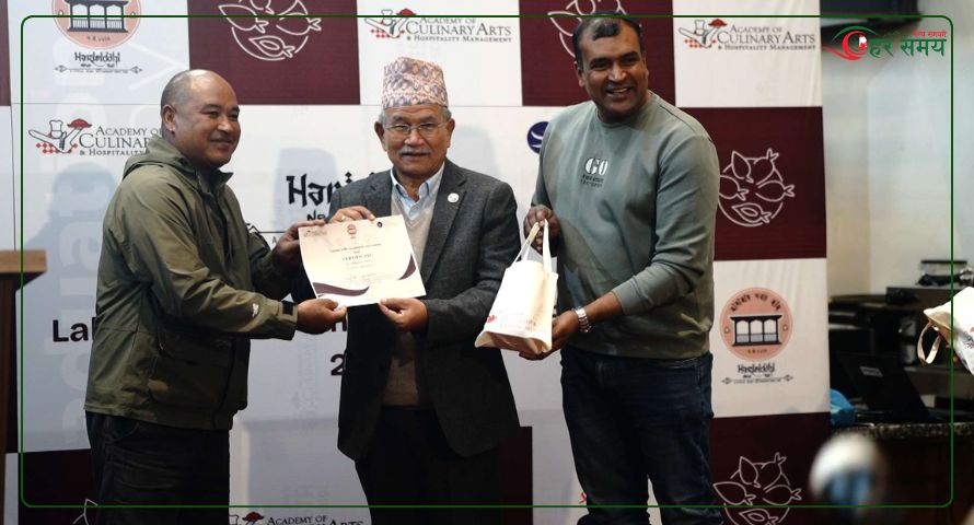 ललितपुर महानगरका मेयर महर्जनद्वारा यःमरि बनाउने प्रतियोगिताका विजेतालाई पुरस्कार वितरण