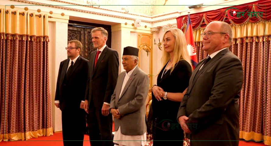 राष्ट्रपतिसमक्ष चार नवनियुक्त राजदूतद्वारा ओहोदाको प्रमाणपत्र पेस