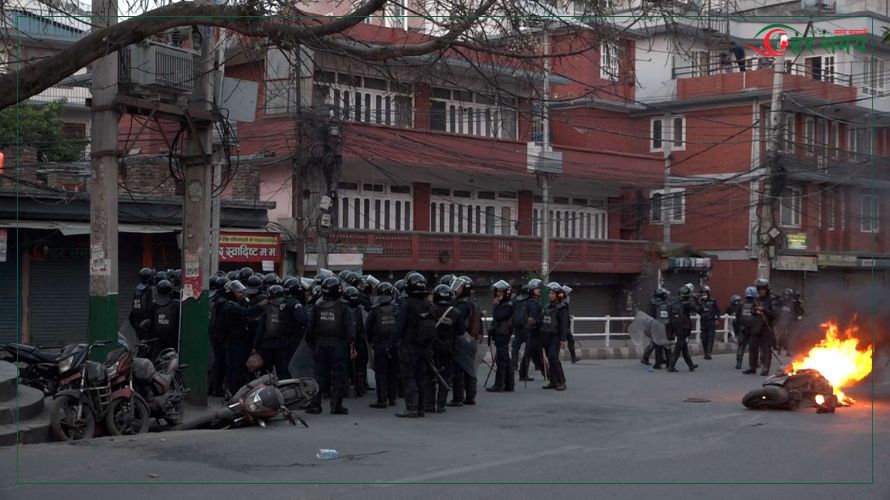 कर्फ्युको समयमा सडकमा उत्रिएका प्रदर्शनकारी लखेटिए (भिडियोसहित)