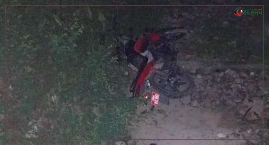 सर्लाहीमा पुलबाट मोटरसाइकल खस्दा एक जनाको मृत्यु