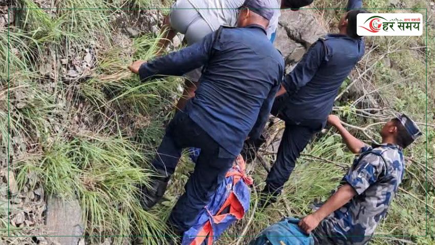 फोर्स गाडी कर्णालीमा डुब्यो, उद्धारमा कठिनाइ