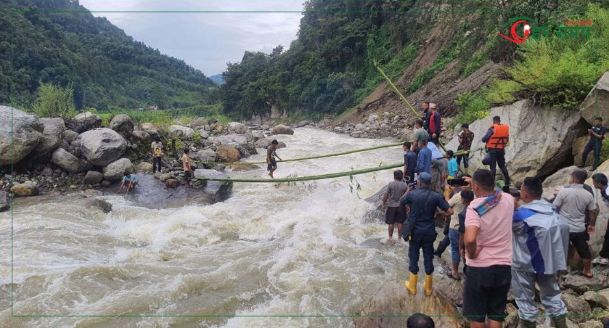 बाढीको कारण खोलामा फसेका ४ जना मानिसलाई सकुशल उद्धार