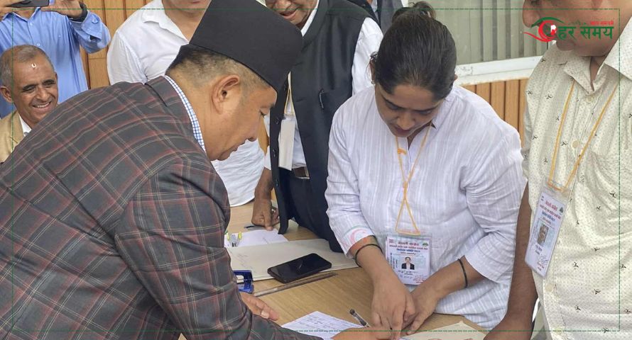संसदीय दलको नेता चयनका लागि मुख्यमन्त्री बहादुर सिंह लामाले गराए उम्मेदवारी दर्ता