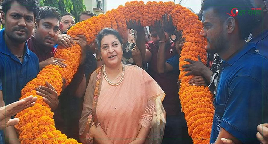 पूर्वराष्ट्रपति भण्डारीलाई ५१ किलोको माला