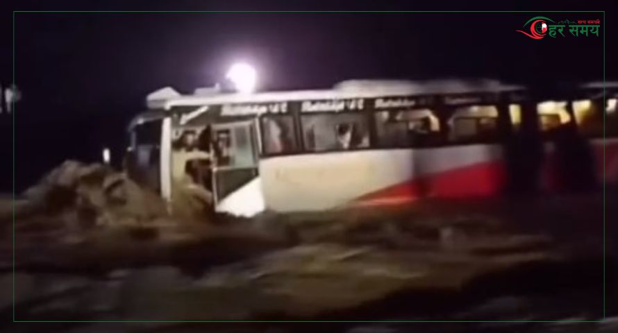नवलपरासीमा यात्रुबाहक बस बगायाे, यात्रुको सकुशल उद्धार(भिडियोसहित)