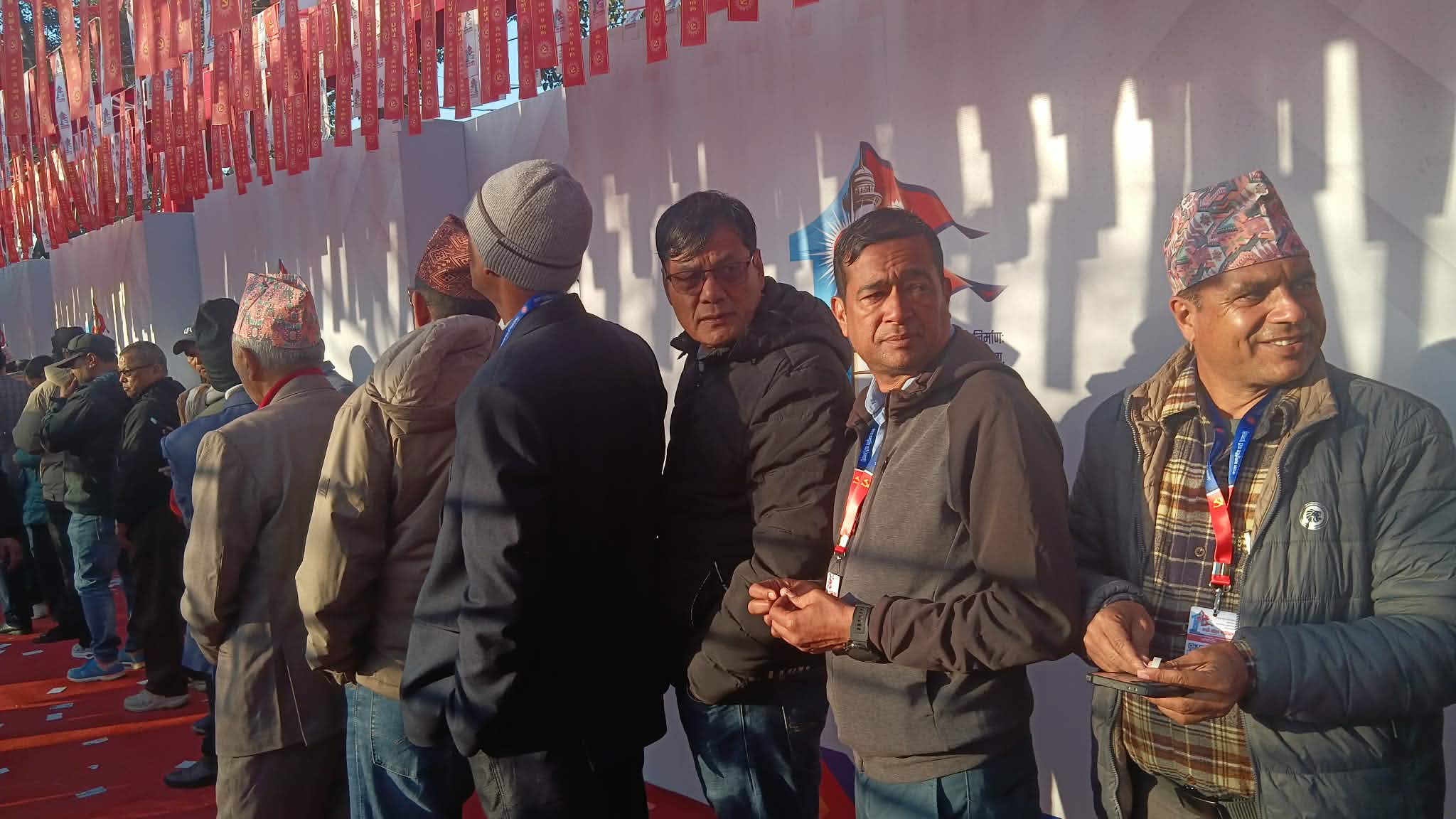 एमालेको मतदान सुरु हुँदै, मतदाताहरू लाइनमा