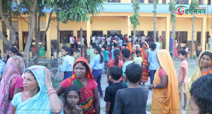 महोत्तरीमा दिवा खाजामा छेपारो फेला, दर्जनौं विद्यार्थी बिरामी (भिडियोसहित)