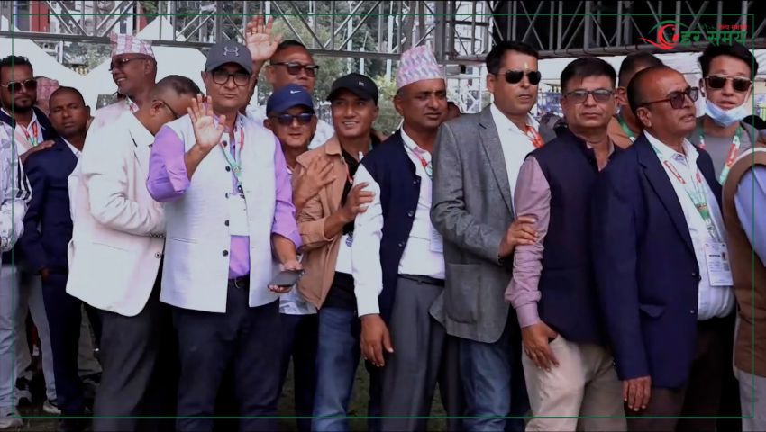 कांग्रेस महाधिवेशन : घण्टौँ लाइनमा बसेर मतदान गर्दै प्रतिनिधि
