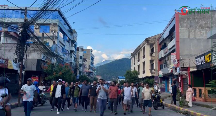  सैनिक शासन चाहिँदैन, राजा फर्काउन पाइँदैन भन्दै हेटौँडामा एमाले कांग्रेसको प्रदर्शन