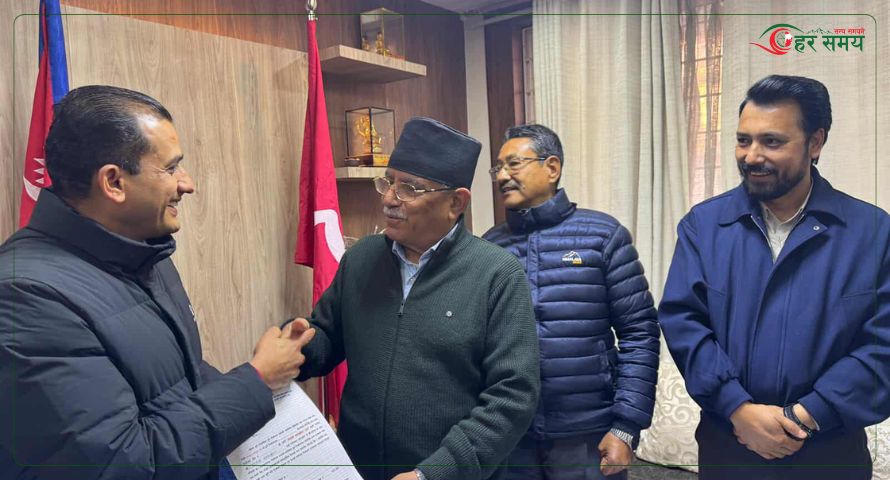 प्रचण्डको हातबाट सापकोटाले लिए सिन्धुपाल्चोक-१ मा टिकट 