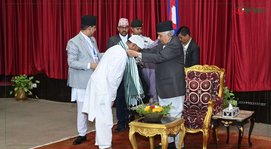 गम्छा र टोपी लगाइदिएर राष्ट्रपतिले गरे हजयात्रीको बिदाइ