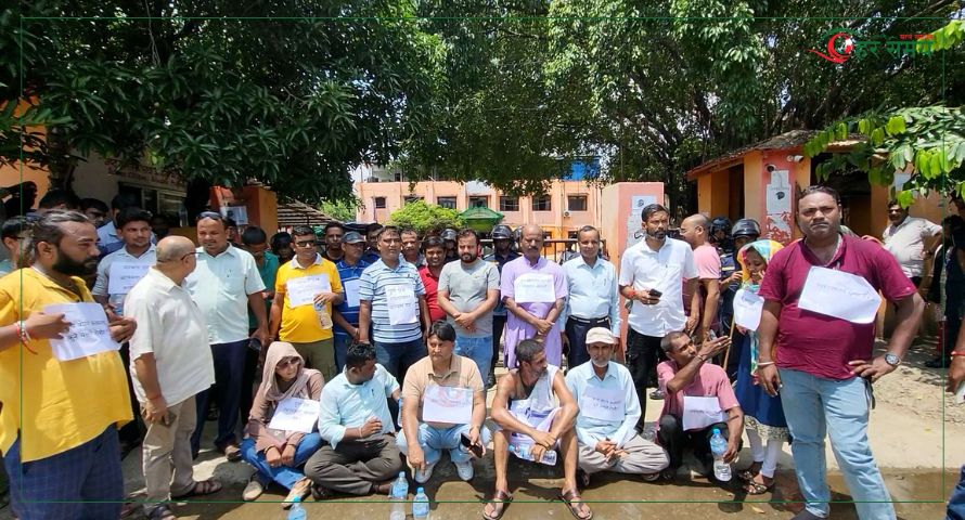 जिल्ला प्रशासन कार्यायल अगाडि पत्रकारहरुको प्रदर्शन (भिडियोसहित)