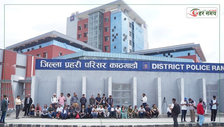 पत्रकार किशोर श्रेष्ठको रिहाइ माग गर्दै काठमाडौं प्रहरी परिसरअगाडि प्रदर्शन