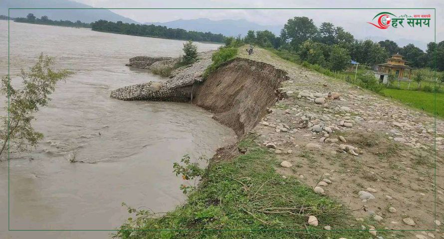 कर्णाली नदीले तटबन्ध बगाएपछि गाउँ जोखिममा