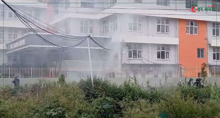 किष्ट अस्पतालमा तनाव, स्थिति नियन्त्रणमा लिन प्रहरीद्वारा अश्रु ग्यास प्रहार