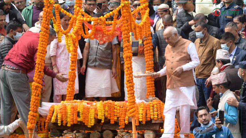 पशुपति आर्यघाटमा ओलीका पिता मोहनप्रसाद ओलीको गरियो अन्तेष्टि