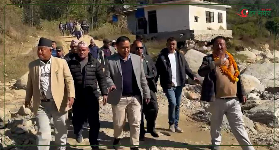 काभ्रेको बाढी प्रभावित क्षेत्रमा पुगेर मन्त्री घिसिङले भने: पुनर्निर्माण चाँडै हुनेछ