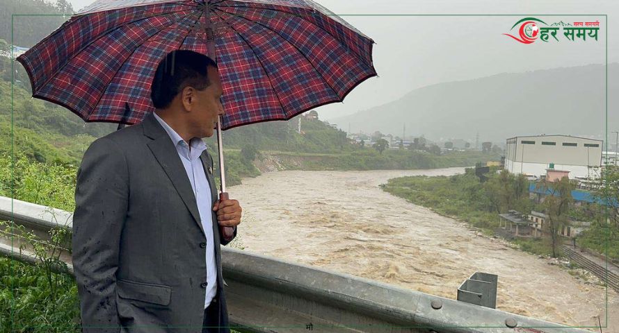 मन्त्री घिसिङसहितको टोलीद्वारा चोभार–गल्छी क्षेत्र निरीक्षण [भिडियोसहित]