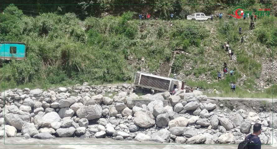 मेलम्चीमा सडकबाट तल बस खस्यो: करिब आठजना घाइते, चालकको अवस्था गम्भीर