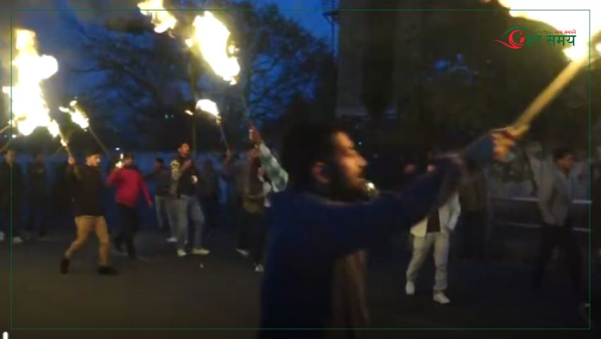 रास्वपाले एमालेको झण्डा जलाएको विरोधमा काठमाडौंमा मशाल जुलुस