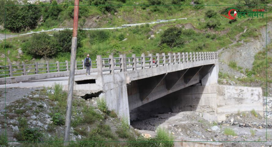 पुल निमार्ण भएको ६ महिना सम्म पनि जग्गाको मुआब्जा नपाउँदा स्थानीय द्वारा पुल सञ्चालनमा रोक