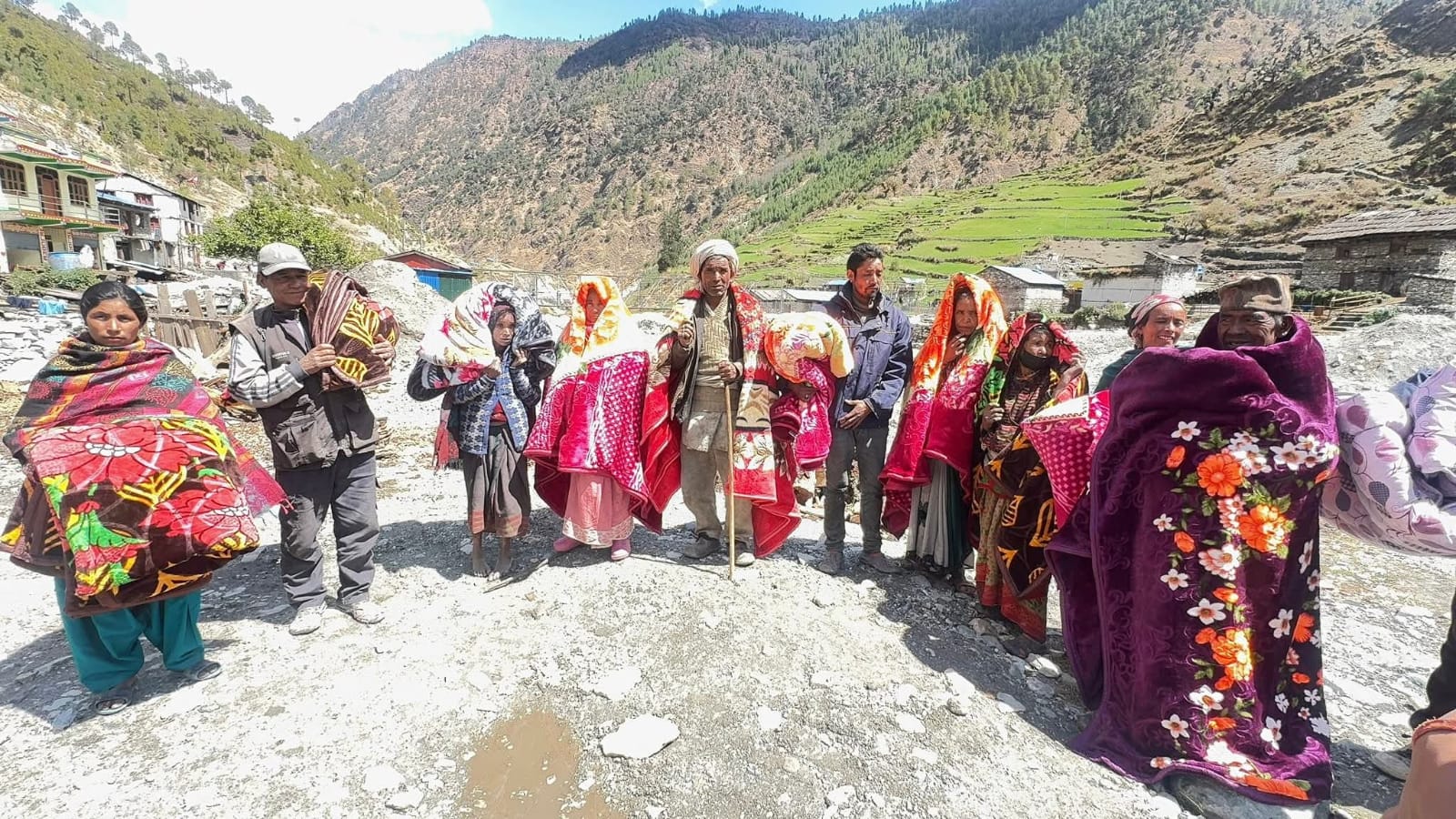 ज्येष्ठ नागरिकप्रति सम्मान : छायानाथ रारा नगरपालिकाद्वारा न्यानो कपडा वितरण