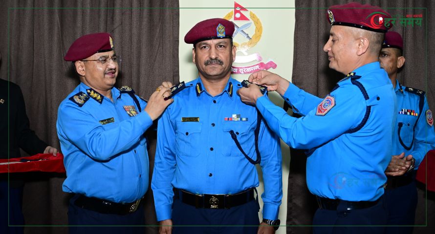 आठ जना प्राविधिक प्रहरी अधिकृतहरू दर्ज्यानी चिन्हद्वारा सुशोभित