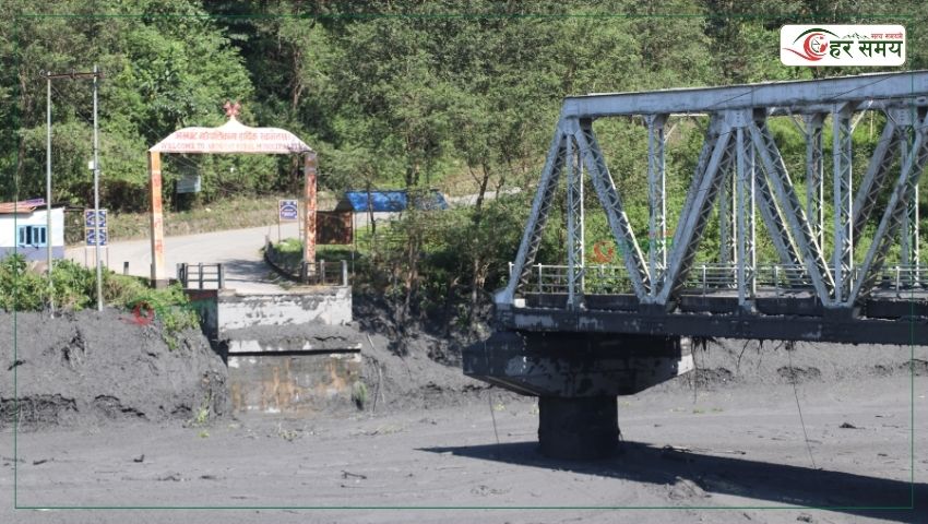 बाढीले बगायो आरुघाटको पुल र स्याउली बजारको सुकुम्बासी बस्ती 