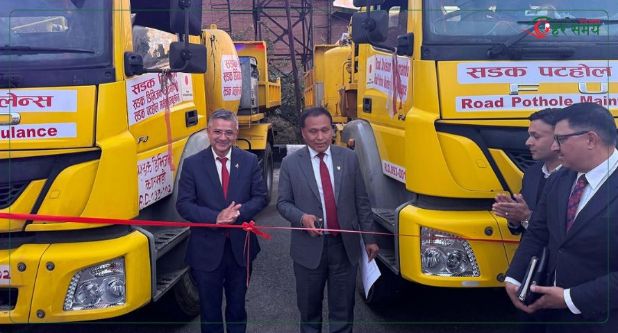 काठमाडौंका सडकका खाल्डाखुल्डी तत्काल मर्मत गर्न सडक एम्बुलेन्स सञ्चालनमा 
