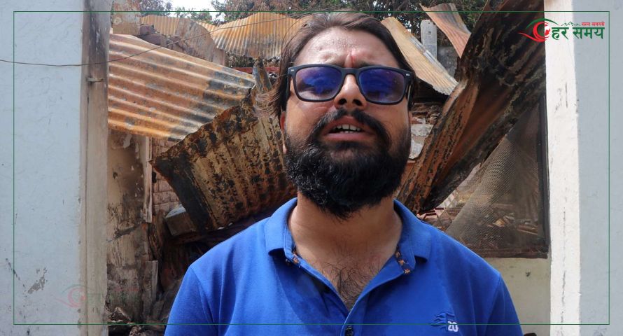 कोइराला निवासको खरानीमाथि उभिएर युवाहरु भन्छन् : ‘विचार कसैले मार्न सक्दैन’  [भिडियोसहित]