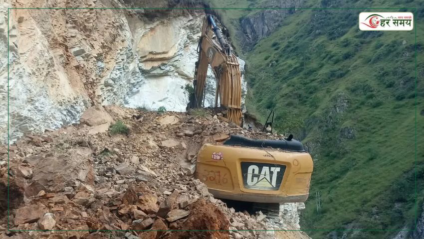 सडक खन्ने क्रममा पहिरो खस्दा एक्काभेटर चालक पुरिए, सह–चालक घाइते