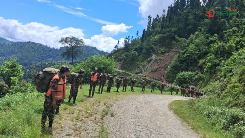 जाजरकोटमा सेनाले बोकेर पुर्यायो पहिरो पीडितका लागि राहत सामग्री