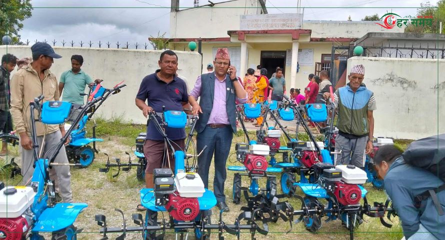 इन्द्रावती–५ मा किसानलाई मिनि टेलर र बाख्रा वितरण, उत्पादन वृद्धिमा टेवा पुग्ने आशा