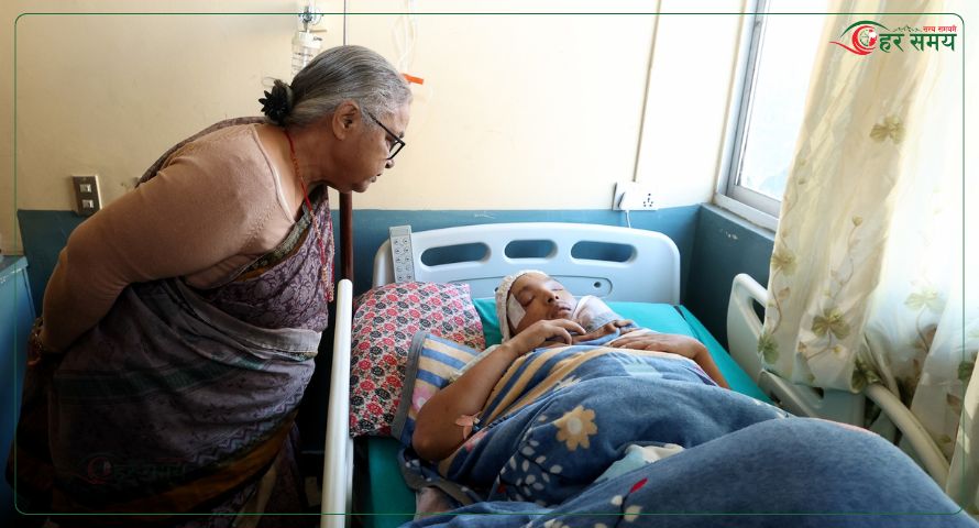 ‘जेनजी’ प्रदर्शनका घाइते सन्तोष बोहरासँग प्रधानमन्त्री कार्कीको भेट