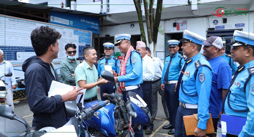चोरी भएका २० वटा दुई पाङ्ग्रे सवारी साधन ट्राफिक प्रहरीद्वारा हस्तान्तरण