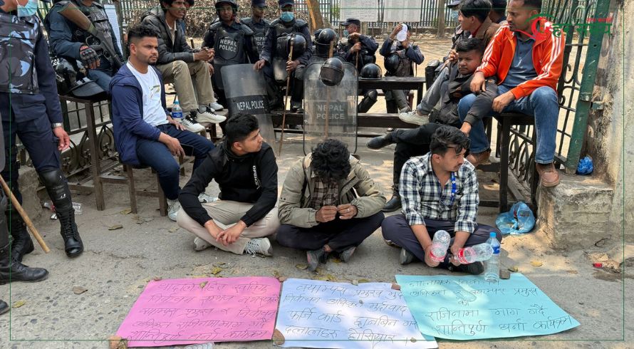 त्रिचन्द्रमा स्ववियु सभातिका उम्मेदवारहरू धर्नामा